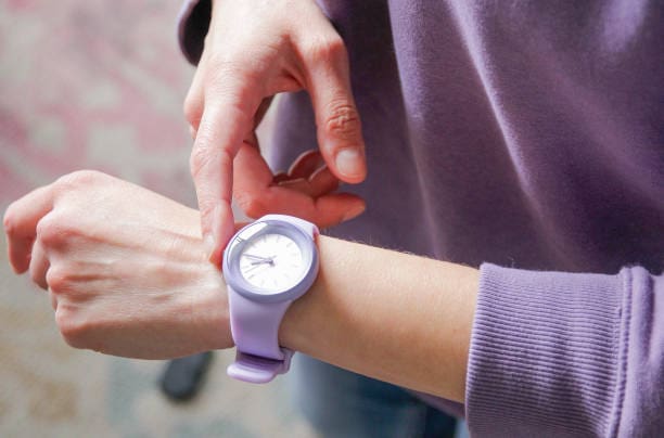 Reloj despertador frente a la bandera de Estados Unidos simboliza el cambio de hora 2025, cuando los relojes deberán atrasarse una hora este domingo.