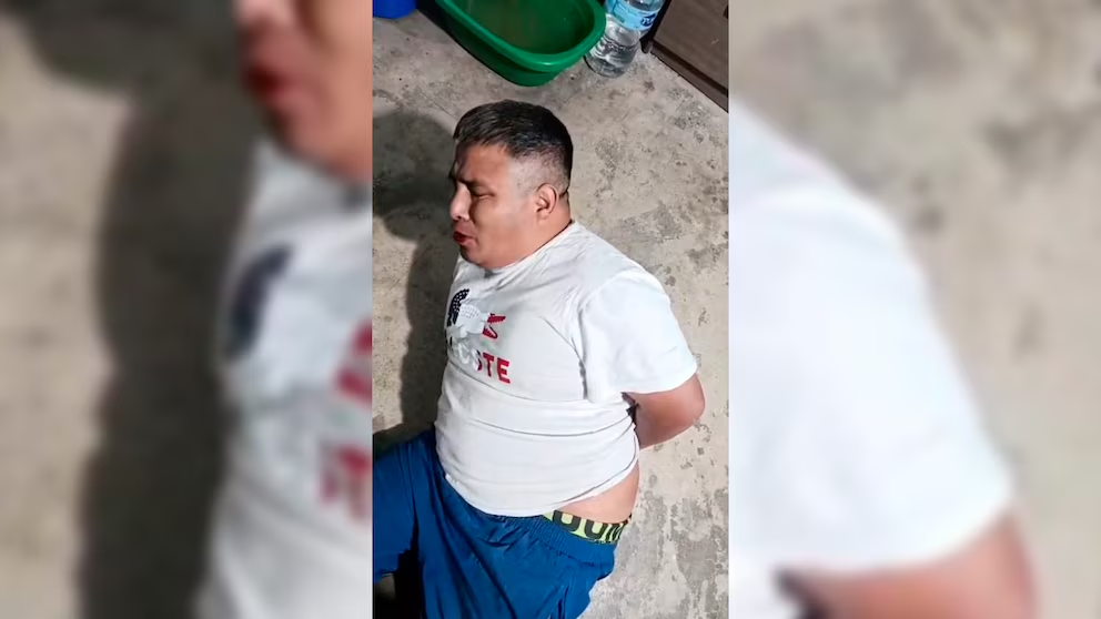 Caso Víctor Sotacuro: hombre sentado en el piso, manos a la espalda, interior de vivienda con piso de cemento