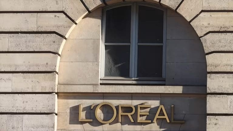 Ejecutivos de L’Oréal presentan los resultados financieros del tercer trimestre de 2025, destacando el crecimiento en ventas globales y la expansión del mercado cosmético.