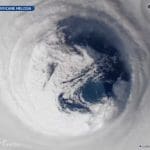 Imagen satelital del ojo del huracán Melissa acercándose a la costa sur de Jamaica antes de tocar tierra.