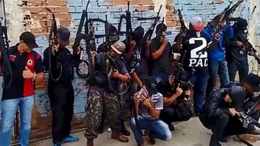 Río de Janeiro arde: el avance del Comando Vermelho desafía al Estado brasileño 51 Milicianos armados patrullan zonas de la zona oeste de Río de Janeiro bajo control paramilitar.