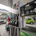 Pistero cargando combustible en estación de servicio Ancap durante el ajuste de precios de noviembre.