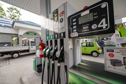 Pistero cargando combustible en estación de servicio Ancap durante el ajuste de precios de noviembre.