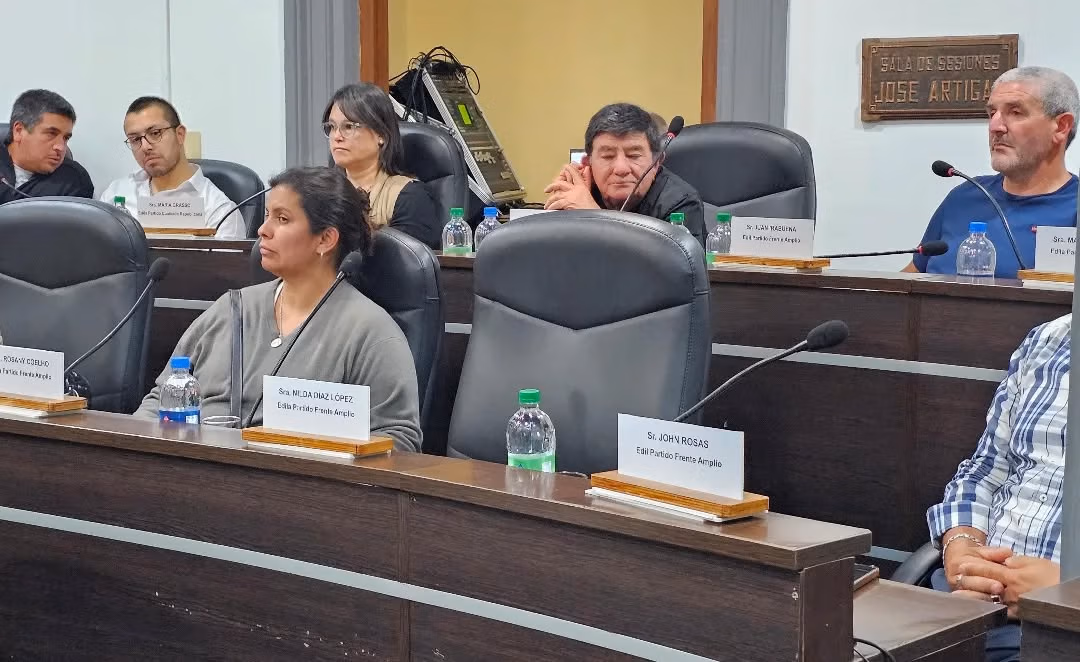 La edil Nilda Díaz anuncia su independencia durante una sesión tensa de la Junta Departamental de Salto.