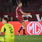 Jugadores de Lanús celebran la clasificación a la final de la Copa Sudamericana 2025 ante su hinchada.