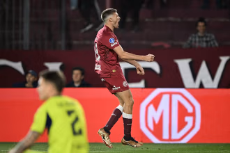 Jugadores de Lanús celebran la clasificación a la final de la Copa Sudamericana 2025 ante su hinchada.