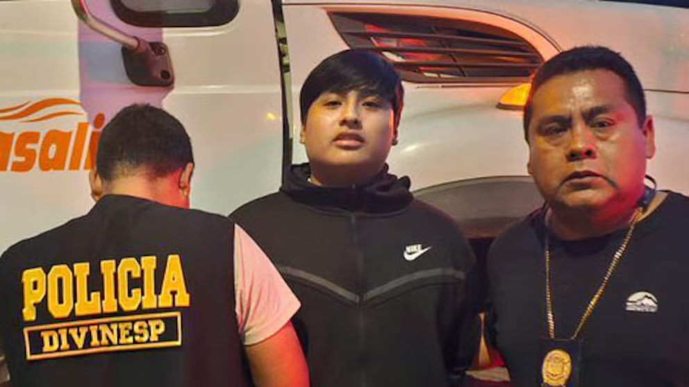 Operativo policial nocturno: joven frente a un vehículo, acompañado por dos agentes; chaleco “POLICIA DIVINESP” visible