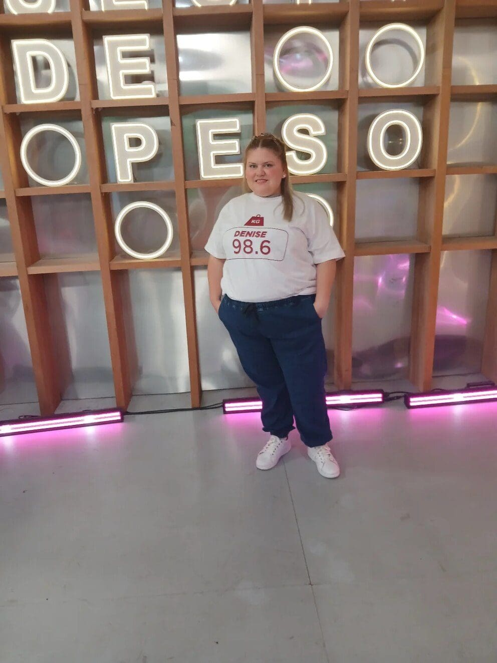 Tensión en Cuestión de Peso: Denise Álvarez sufrió una descompensación al aire 4 Denise Álvarez sonríe tras recuperarse en el estudio de Cuestión de Peso.