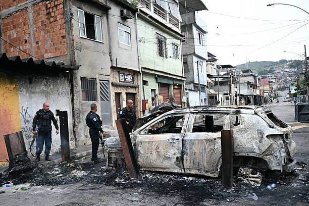 Río de Janeiro arde: el avance del Comando Vermelho desafía al Estado brasileño 50 Policías brasileños durante un operativo contra el Comando Vermelho en las favelas de Río de Janeiro.
