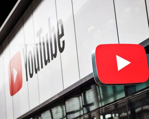 Gráfico de Downdetector con picos de reportes por YouTube caído