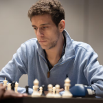 Daniel Naroditsky enseigne les échecs sur Twitch et YouTube, faisant découvrir le jeu à des milliers d&#39;abonnés.