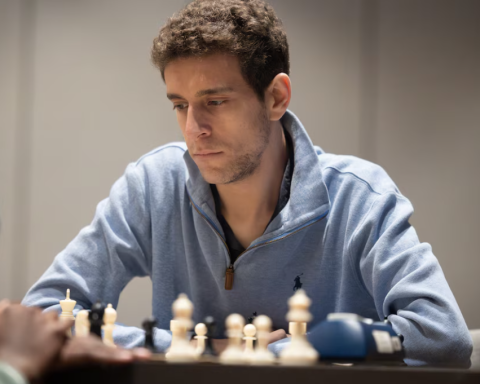 Daniel Naroditsky enseigne les échecs sur Twitch et YouTube, faisant découvrir le jeu à des milliers d&#39;abonnés.