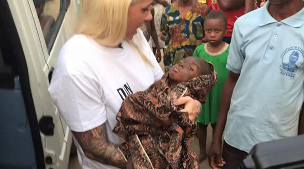 Hope de Nigeria se gradúa; ejemplo de resiliencia infantil.