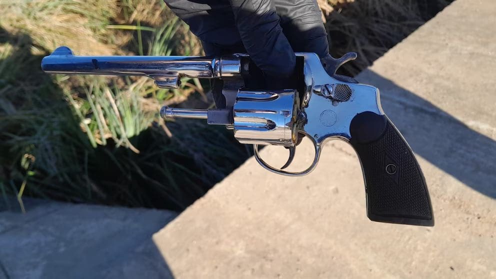 Armas de fuego y consumo de drogas: el cóctel que complica la seguridad en Uruguay 5 Policía uruguaya exhibe armas de fuego incautadas en un operativo de control de seguridad