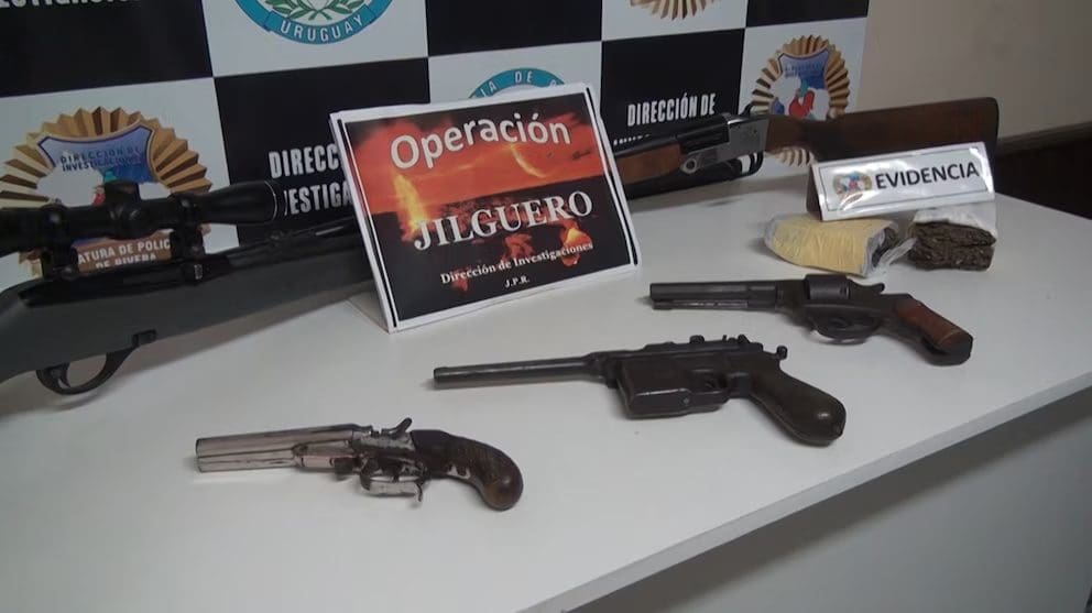 Armas de fuego y consumo de drogas: el cóctel que complica la seguridad en Uruguay 4 Armas de fuego incautadas por la policía uruguaya sobre una mesa de evidencia, representando el aumento del armamento en circulación en el país