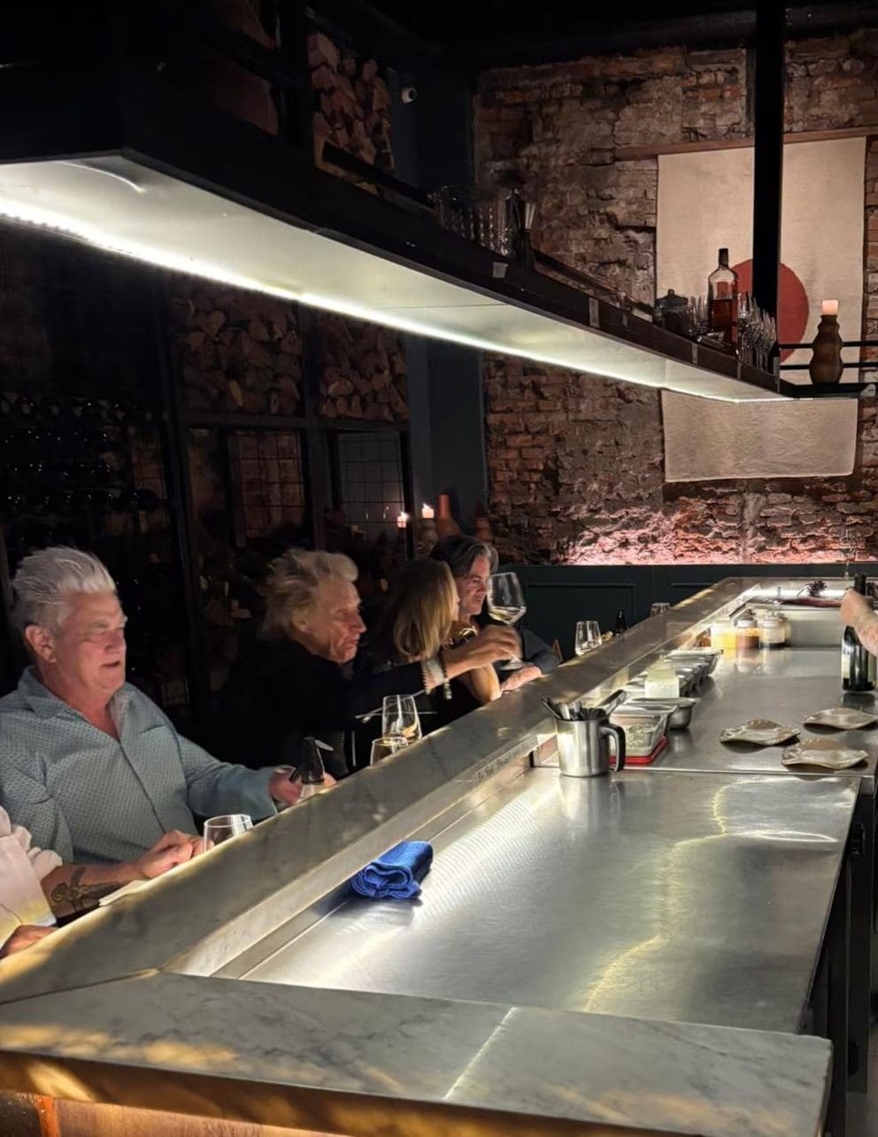 Rod Stewart disfrutó del asado argentino antes de sus conciertos en Buenos Aires 5 Rod Stewart Buenos Aires disfrutando de un tradicional asado argentino junto a su esposa Penny Lancaster en Palermo antes de sus conciertos.