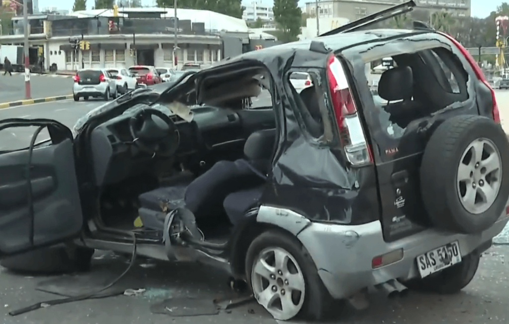 Feuerwehrleute retten den Fahrer, nachdem sich das Auto auf der Rambla und der Sarmiento-Straße überschlagen hatte.