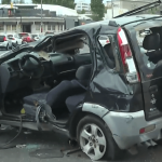 I vigili del fuoco salvano l&#39;autista dopo che l&#39;auto si è ribaltata sulle vie Rambla e Sarmiento.