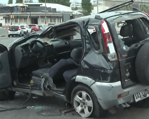 I vigili del fuoco salvano l&#39;autista dopo che l&#39;auto si è ribaltata sulle vie Rambla e Sarmiento.