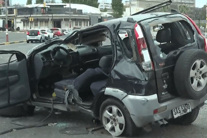 I vigili del fuoco salvano l&#39;autista dopo che l&#39;auto si è ribaltata sulle vie Rambla e Sarmiento.