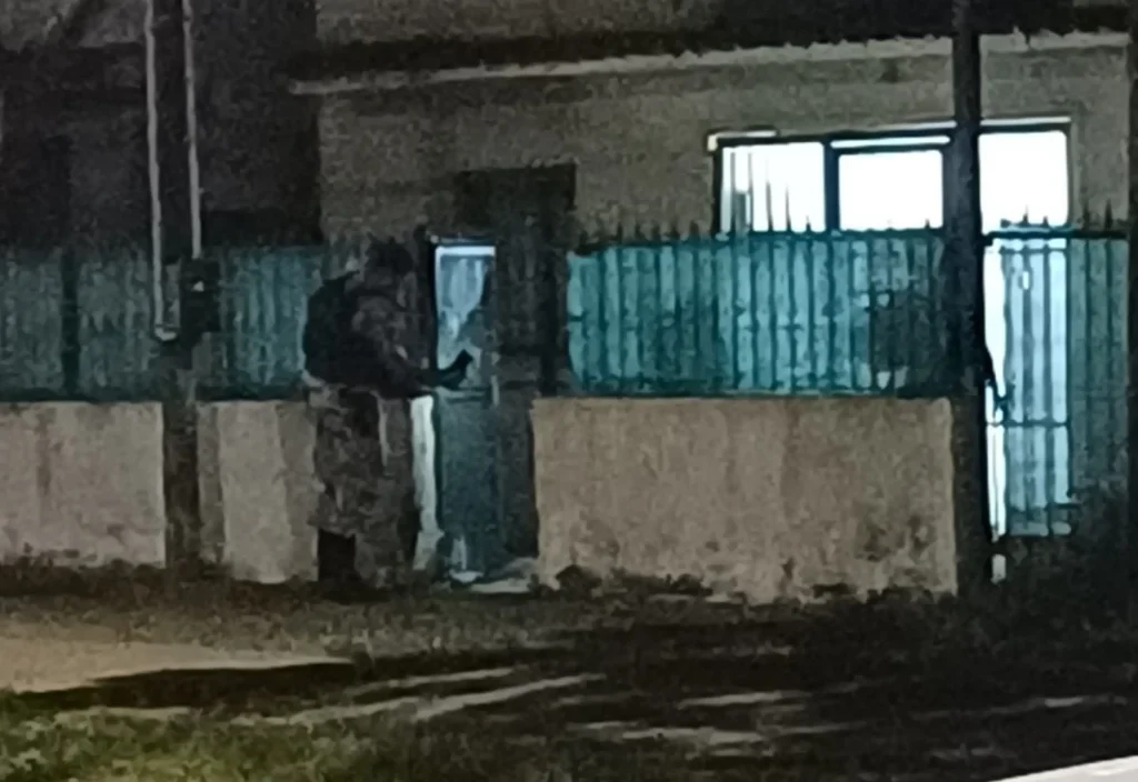 Balacera en Salto Nuevo: perimetraje policial frente a la vivienda atacada en Larrañaga y Patulé