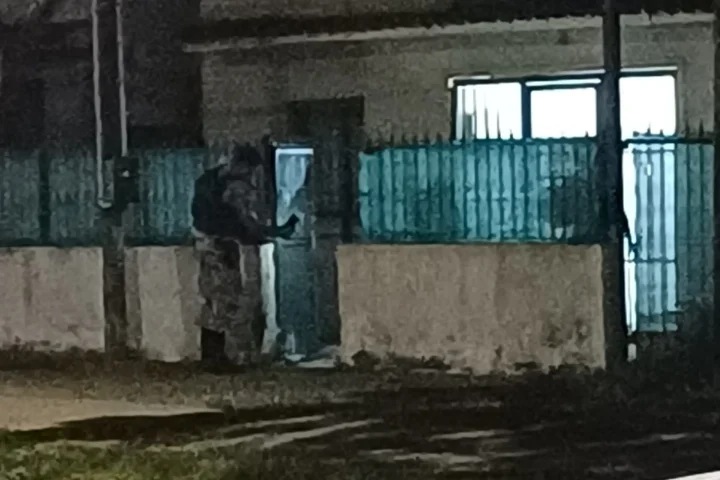 Balacera en Salto Nuevo: perimetraje policial frente a la vivienda atacada en Larrañaga y Patulé