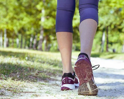Persona realizando caminatas continuas de 15 minutos al aire libre para mejorar su salud cardiovascular