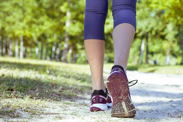 Cómo las caminatas continuas pueden mejorar tu salud sin esfuerzo 1 Persona realizando caminatas continuas de 15 minutos al aire libre para mejorar su salud cardiovascular