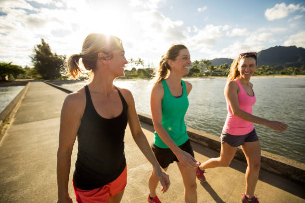 Cómo las caminatas continuas pueden mejorar tu salud sin esfuerzo 4 Persona realizando caminatas continuas de 15 minutos al aire libre para mejorar su salud cardiovascular
