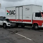 Tragedia en Montevideo: siniestro fatal en Ruta 5 deja una joven muerta 4 Patrulleros y personal de emergencia trabajando en el lugar del siniestro fatal en Ruta 5, donde una mujer perdió la vida tras chocar contra un camión.