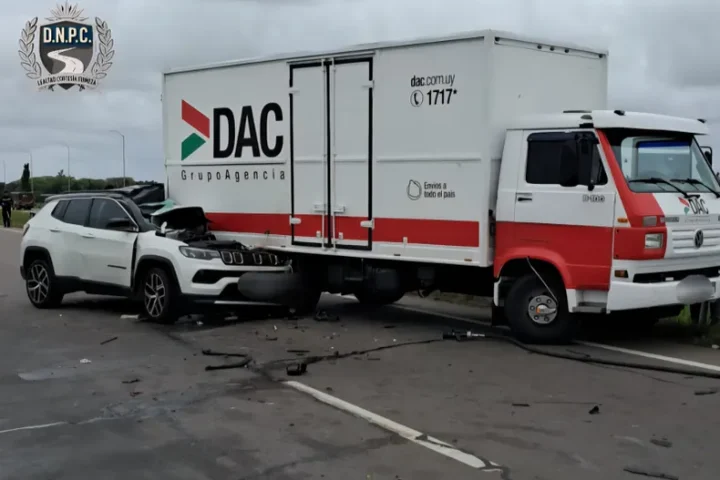 Patrulleros y personal de emergencia trabajando en el lugar del siniestro fatal en Ruta 5, donde una mujer perdió la vida tras chocar contra un camión.