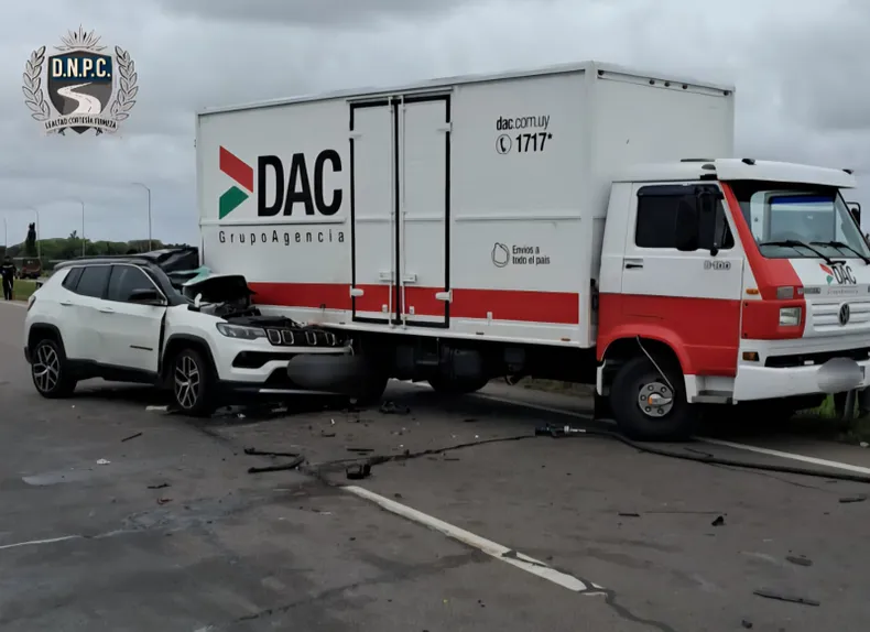 Tragedia en Montevideo: siniestro fatal en Ruta 5 deja una joven muerta 1 Patrulleros y personal de emergencia trabajando en el lugar del siniestro fatal en Ruta 5, donde una mujer perdió la vida tras chocar contra un camión.