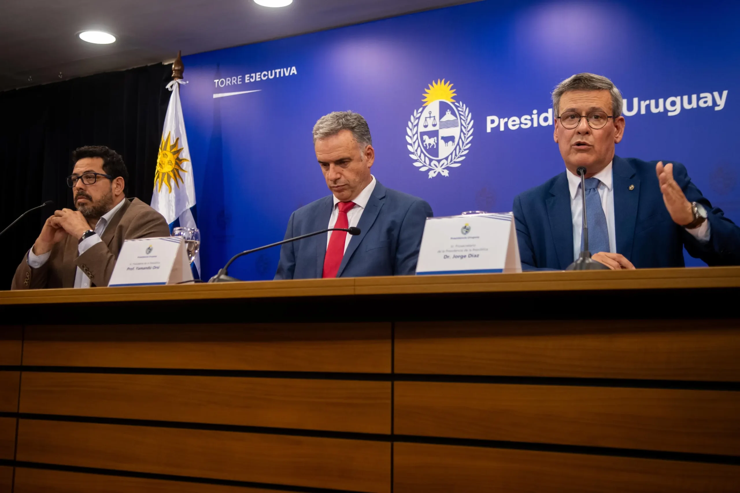 Patrouilles maritimes du gouvernement uruguayen : révélation choquante sur une fraude présumée de plusieurs millions de dollars Jorge Díaz lors de la conférence sur les patrouilles maritimes du gouvernement uruguayen à la Tour Exécutive.