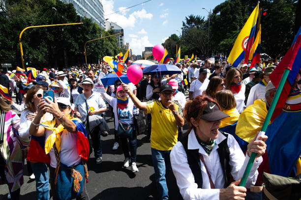 Crisis en Colombia: familias esperando atención médica en hospital público