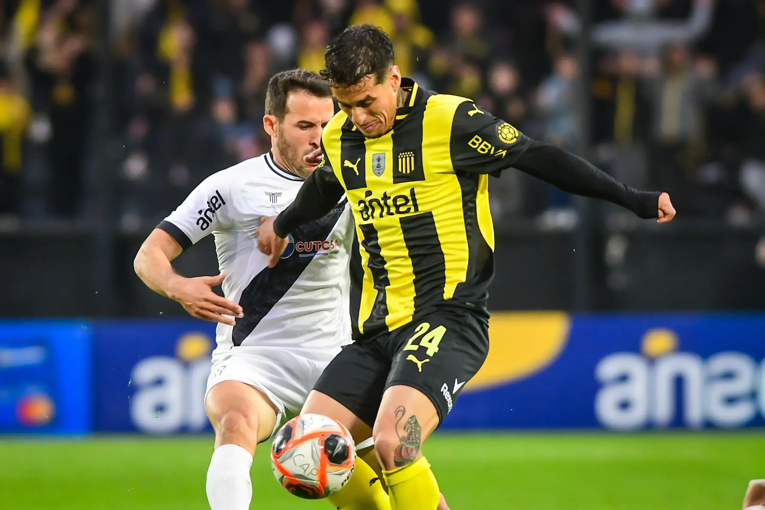 Peñarol vs Danubio en el Campeón del Siglo: disputa aérea, marcador 2-0.