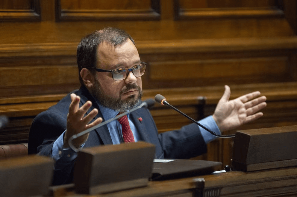 Eutanásia no Uruguai: Deputado Felipe Schipani no Parlamento durante o debate.