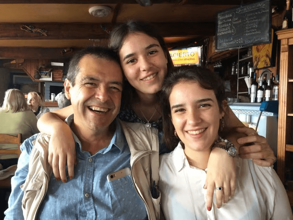 Eutanasia en Uruguay: Florencia Salgueiro sostiene la foto de su padre Pablo