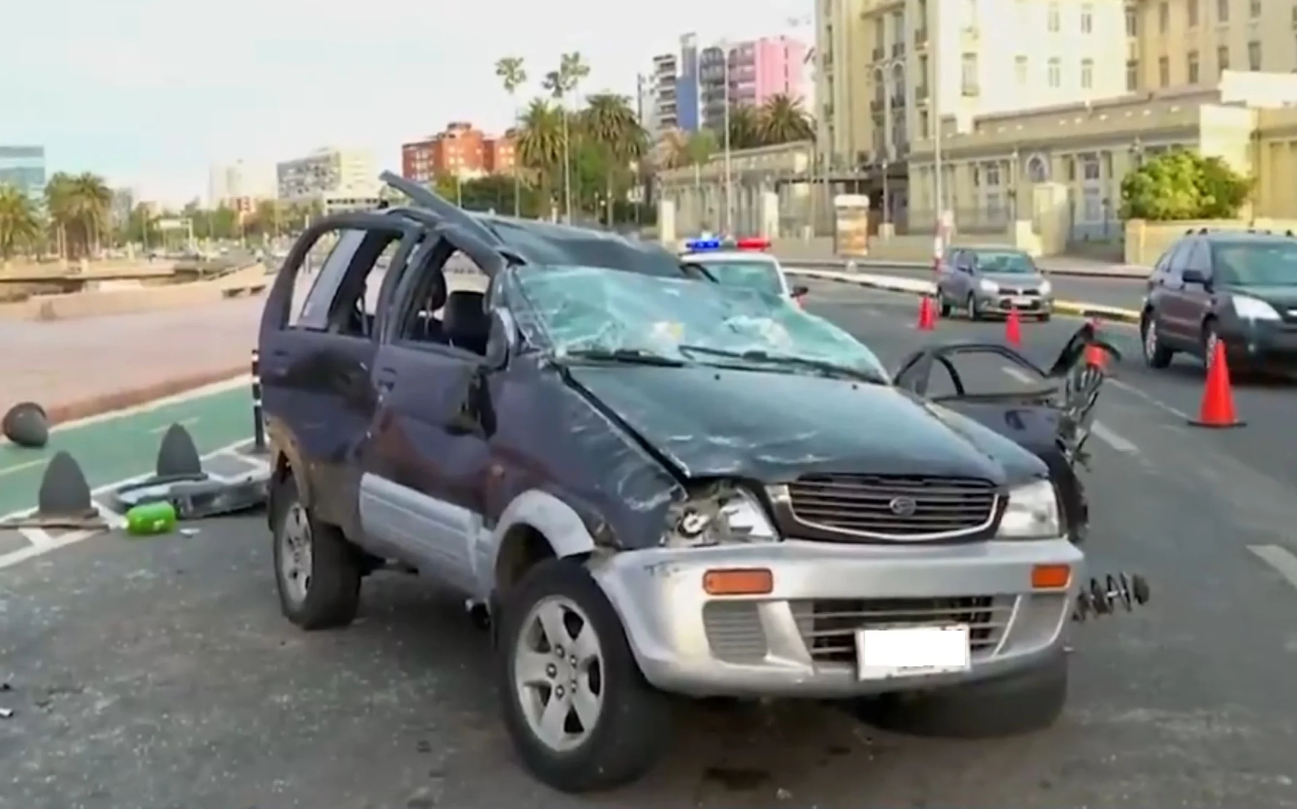 Il drammatico video dell'auto che si è ribaltata sulla Rambla e Sarmiento 4 Immagine del momento in cui un'auto si è ribaltata sulle vie Rambla e Sarmiento a Montevideo, mentre i vigili del fuoco erano al lavoro per salvare il conducente.