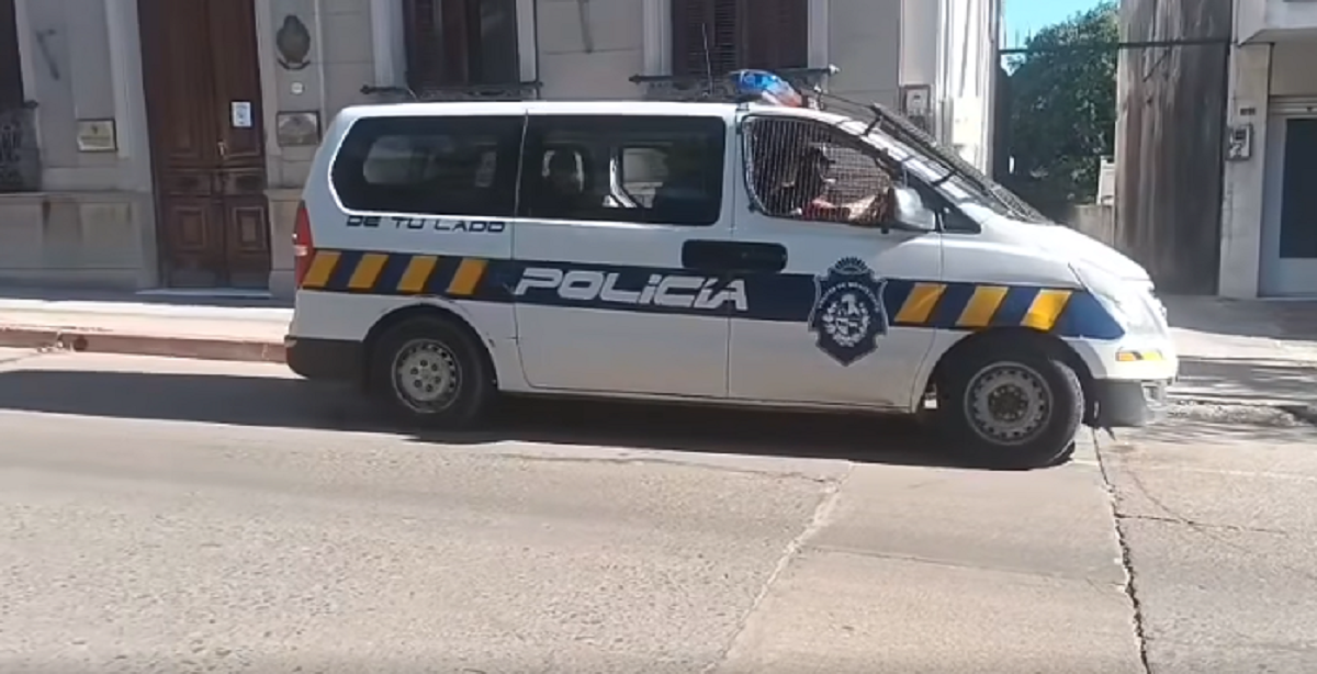 Asalto en Salto: los seis detenidos declaran en el Juzgado Penal de calle Artigas 4 Policías custodian el ingreso al Juzgado Penal de calle Artigas durante la audiencia por el asalto en Salto.