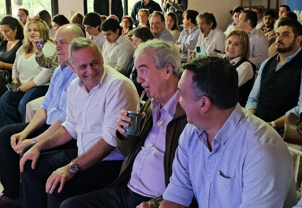 Dirigentes durante el encuentro del Partido Nacional en Salto analizando la autocrítica partidaria.