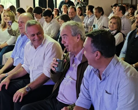 Dirigentes durante el encuentro del Partido Nacional en Salto analizando la autocrítica partidaria.