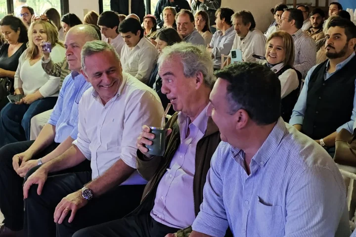 Dirigentes durante el encuentro del Partido Nacional en Salto analizando la autocrítica partidaria.