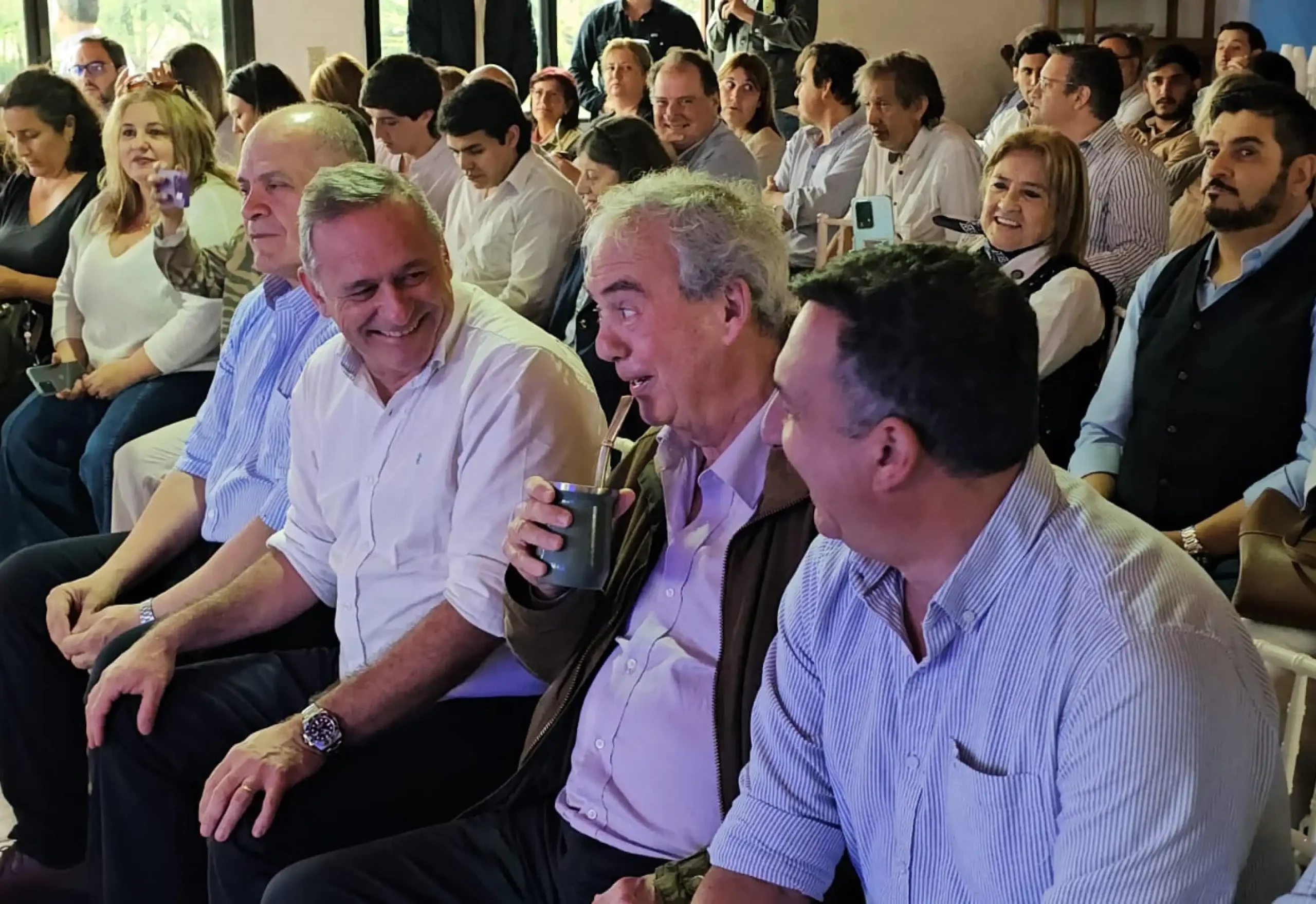 El norte del país fue clave en el encuentro del Partido Nacional en Salto 1 Dirigentes durante el encuentro del Partido Nacional en Salto analizando la autocrítica partidaria.