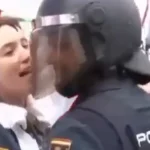 Policía y su esposa en manifestación protagonizan escena que impactó a miles