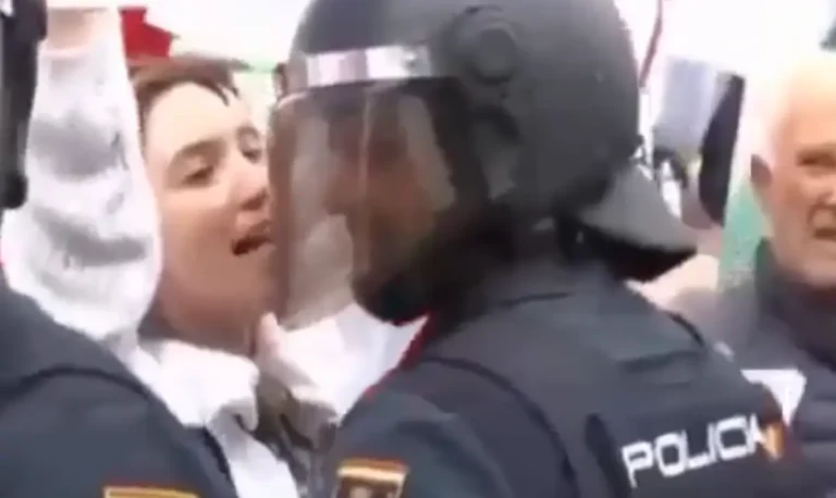 Policía y su esposa en manifestación protagonizan escena que impactó a miles