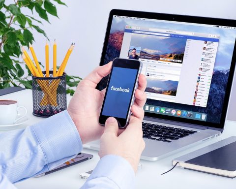 Capture d&#39;écran de Facebook Marketplace avec de fausses publications et des profils suspects non vérifiés.