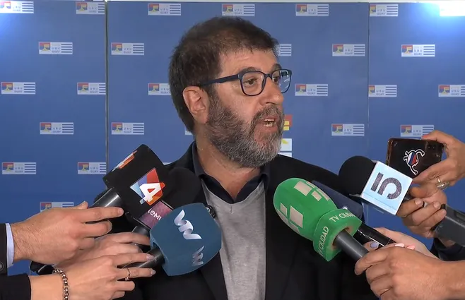 Fernando Pereira durante la conferencia sobre el caso Cardama Uruguay y la posición del Frente Amplio.