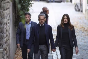 Dos reclusos de La Santé comparecen ante un tribunal en París por amenazas al expresidente Sarkozy.