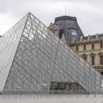 Policía francesa frente al Museo del Louvre tras el robo millonario