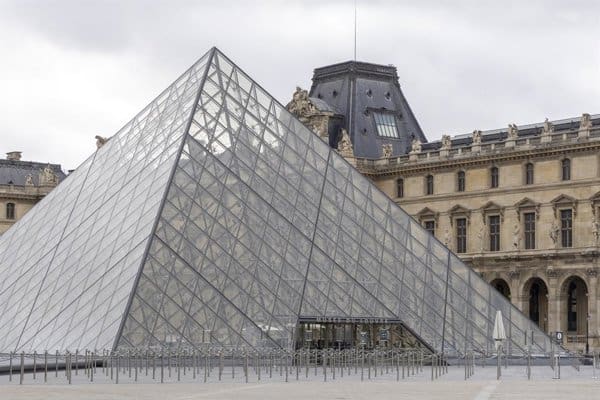 Policía francesa frente al Museo del Louvre tras el robo millonario